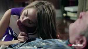 La animadora Riley Reid recibe su apretado coño follado por su papá