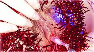 Festa esclusiva di Natale con la figa pelosa e il clitoride naturale in alta definizione