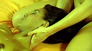 Interracial massage leder till passionerad slickning