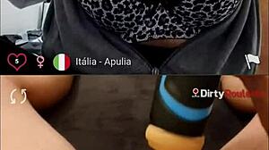 Amatör italiensk babe visar upp sina stora bröst på webbkamera