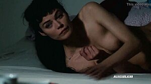 La caliente estrella porno Marianne Denicourt da una escena de sexo de celebridad