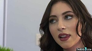 Genç porno videosunda Amilia Onyxs'in büyük doğal göğüsleri ve büyük siyah yarrağı var