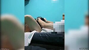 Un couple amateur décide de s'amuser dans la chambre avec une chaude latine