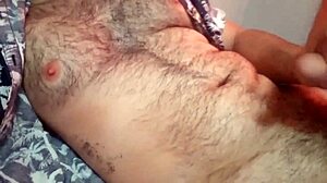 Adolescentul gay amator se masturbează cu un penis mare