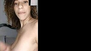 Pantat besar dan payudara semulajadi: Pertunjukan webcam dengan sepupu Cuba