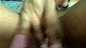 印度女孩在POV视频中摩擦自己的阴道并用假阳具深喉