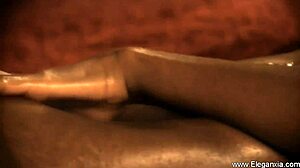 Tunatka indická kráska láká a láká svým nahým tělem