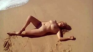 Η γυμνιστική κοπέλα στην παραλία γδύνεται και γυμνάζεται