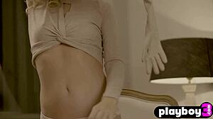 A sexy milf Kate Jones vestida de lingerie mostra seu corpo perfeito em um vídeo solo