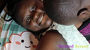 Grote kont Afrikaanse babe wordt geneukt door haar zwarte vriendje in POV
