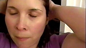 Morena tetona faz um boquete profundo e recebe uma gozada facial