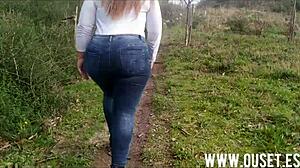 肥胖的金髮熟女在森林裡被巨大的股幹了