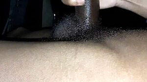 Masturbation en solo sur la plage avec une grosse bite noire