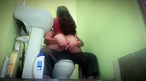 Facial cumshot i blowjob akcja w łazience