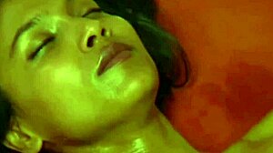 Un massaggio indiano sensuale porta a un sesso appassionato