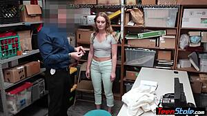 Neuken met een politieagent terwijl ze wordt gestript tijdens een onderzoek in deze Blowjob video
