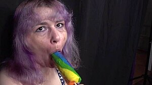Candi Ravens komiske opptreden i en hjemmelaget video