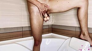 Barna csaj egy vibrátort használ, hogy elérje az orgazmust a fürdőszobában