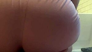 Latina de bunda grande com solas enrugadas