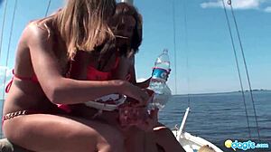Anastasiya掌控了一艘装满俄罗斯女同性恋的游艇