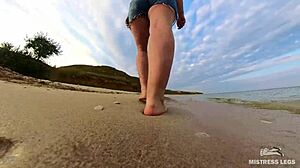 मैं आपको समुद्र तट पर अपने नंगे पैर साहसिक कार्य के माध्यम से मार्गदर्शन करता हूं।