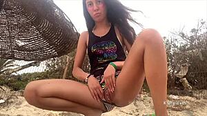 18-årig rysk tjej blir påkommen med en våt fitta på stranden