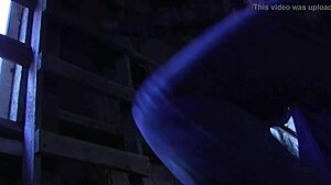 Плава бомба у длакавом жбуну и костиму кловна