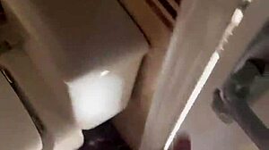Hjemmelaget video av et kåt par som har sex på en båt