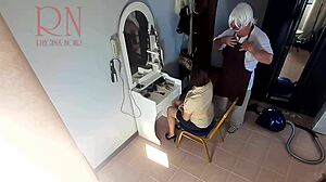 छिपे हुए कैमरे ने नाई को एक मोटी महिला को नंगी बाल कटवाते हुए कैद किया है।
