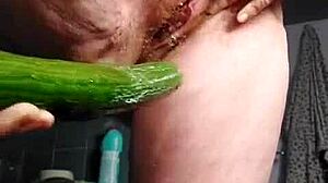 老年德国女人用黄瓜在毛茸茸的阴道里自慰