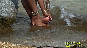 Remaja muda dan kinki kaki basah di pantai