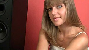 Russische schoonheid Alika Finkova laat haar lingerie zien en wordt ondeugend