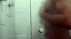 Giovane gay amatoriale si gode sesso all'aperto e masturbazione sotto la doccia