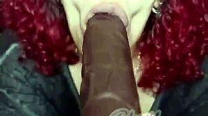 Masturbationsvideo von einem Mann mittleren Alters mit großen Titten und einem großen schwarzen Dildo