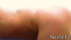 Krásna baba s prirodzenými prsiami dráždi v erotickom videu pri bazéne