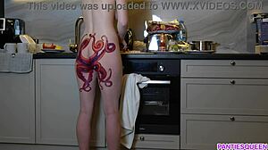 Milf med bläckfisk tatuering på rumpan kockar och retas