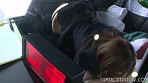 Une adolescente asiatique reçoit une éjaculation profonde dans une voiture de son partenaire soumis