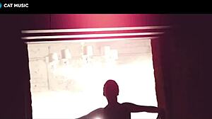 Una teenager rumena balla con un culo enorme in un video musicale sexy