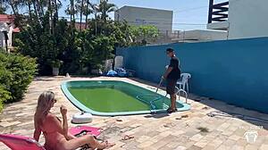 ¡La cachonda esposa Raul Kobra disfruta de una aventura caliente con el limpiador de piscinas!