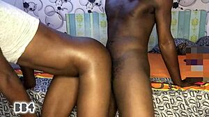 黑人女人和她的朋友在旅馆房间里进行性活动