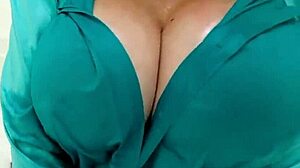 Sonia, eine betrügende reife Britin, enthüllt ihre enormen Brüste