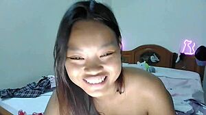 Jonge Thaise amateur tieners zelfgemaakte solo masturbatie video
