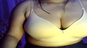 एक कामुक भारतीय लड़की बड़े स्तन के साथ उसके प्यार को साझा ऑनलाइन सेक्स के लिए
