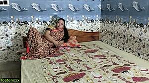 Giovani ragazzi indiani incontrano per la prima volta una calda casalinga bengalese