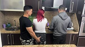 Ehefrau und Ehemann bereiten Mahlzeit zu, unterbrochen von der Freundin ihres Mannes, die ihre Frau belästigt