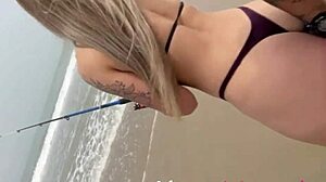 Vit tjej blir knullad på stranden efter att ha fiskat i denna Alinova-video