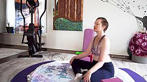 A instrutora de yoga Aurora Willow domina a sala de aula com seus atributos