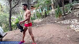 肌肉男在户外裸体展示他的健身技巧