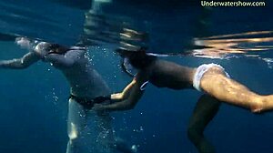 Mulheres eslovenas desfrutam de natação e banhos de sol em Tenerife