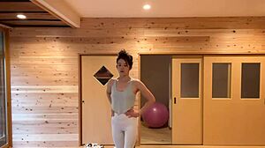 Söt yogainstruktör från Japan